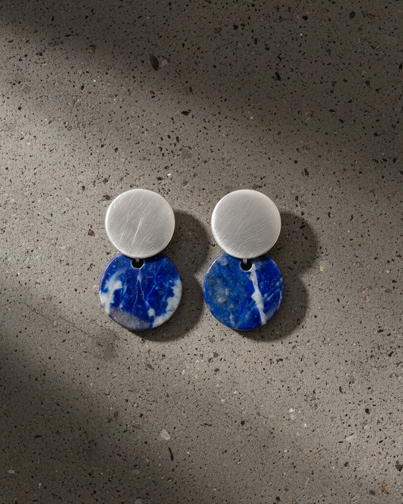 pendientes pequeños  magda plata y lapislazuli aptiqa fondo concreto
