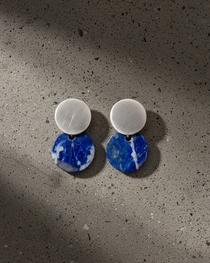 pendientes pequeños  magda plata y lapislazuli aptiqa fondo concreto