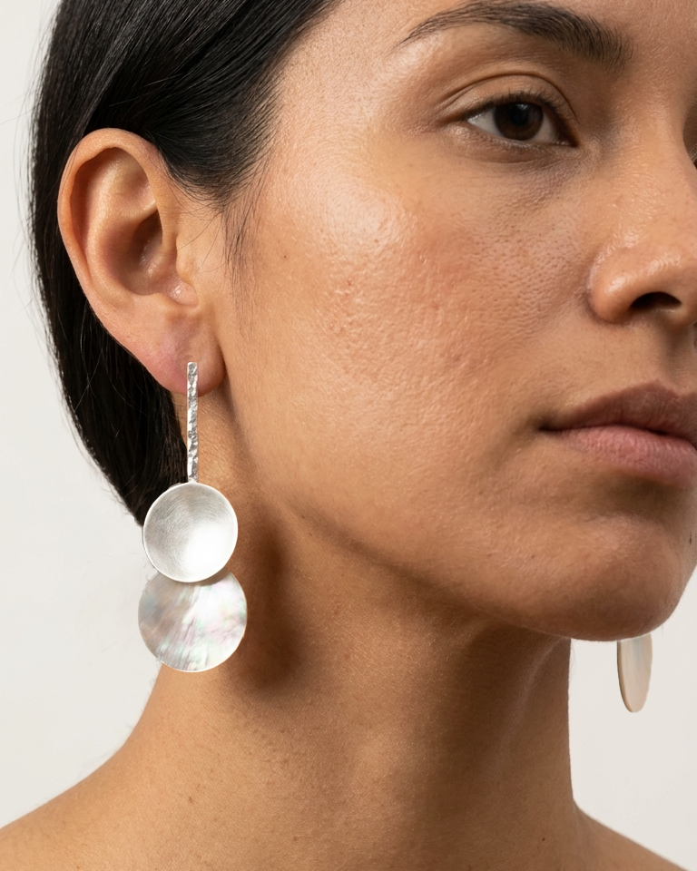 pendientes magda + nacar joyas de autor puestas